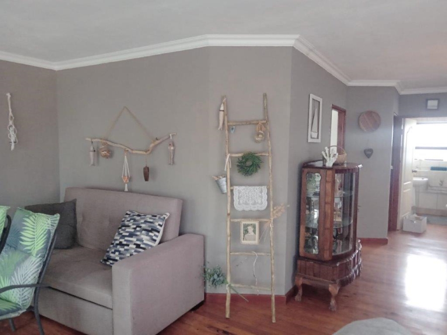 6 Bedroom Property for Sale in Paradise Beach Eastern Cape